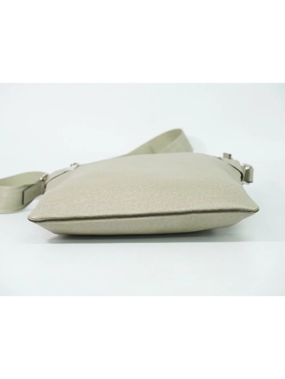 Louis Vuitton LV Taiga Leather Shoulder Bag Pochette Beige Sasha Second